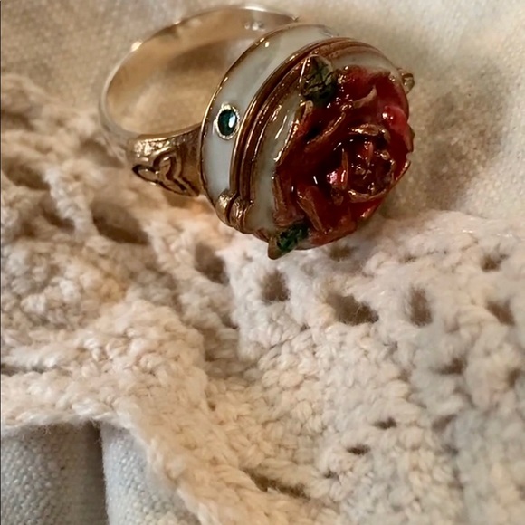 Rose Skull & Bones Ring S8 with Secret Compartment - Picture 5 of 12